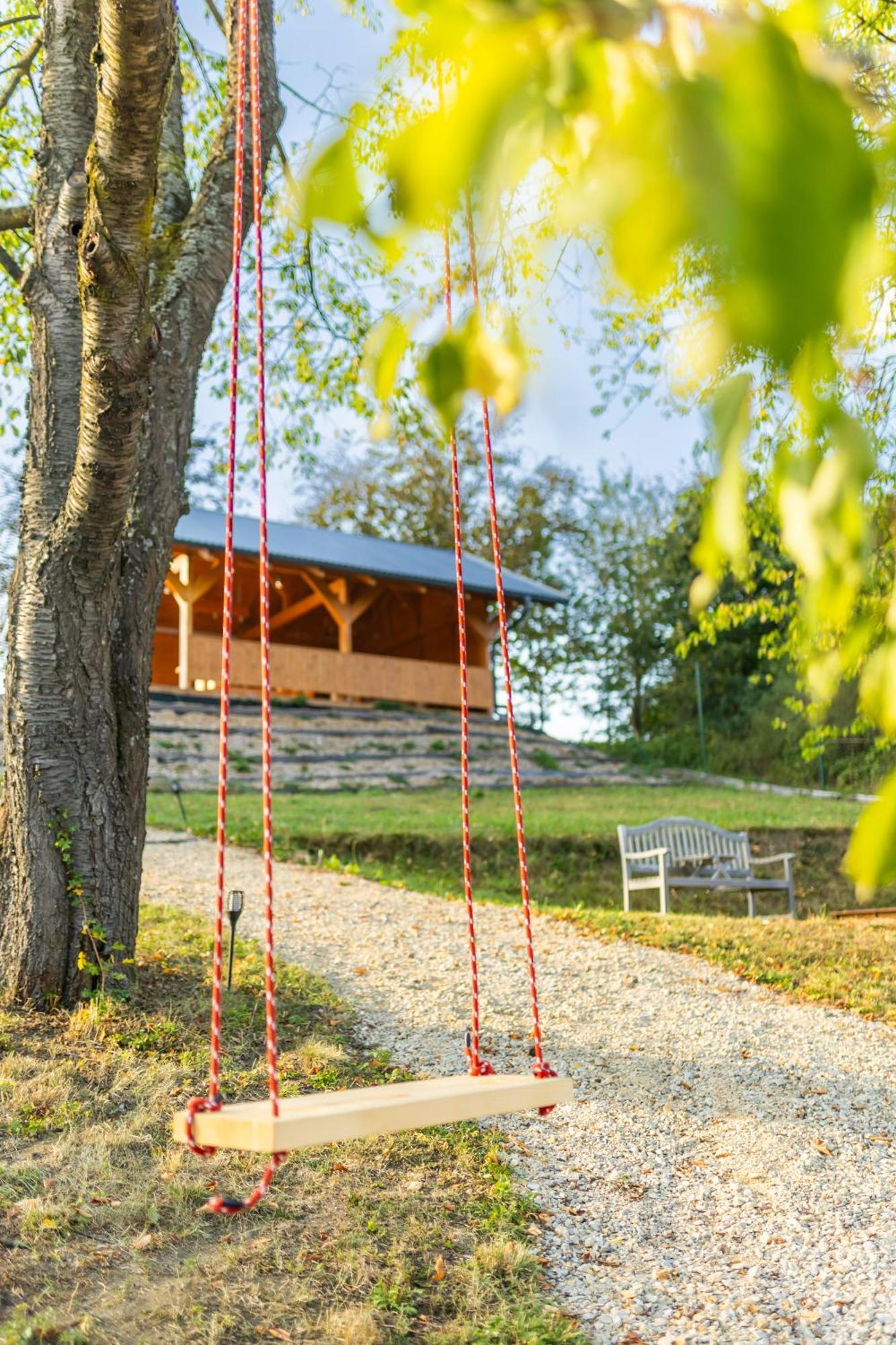 Penzion U Prehrady Лугачовіце Екстер'єр фото